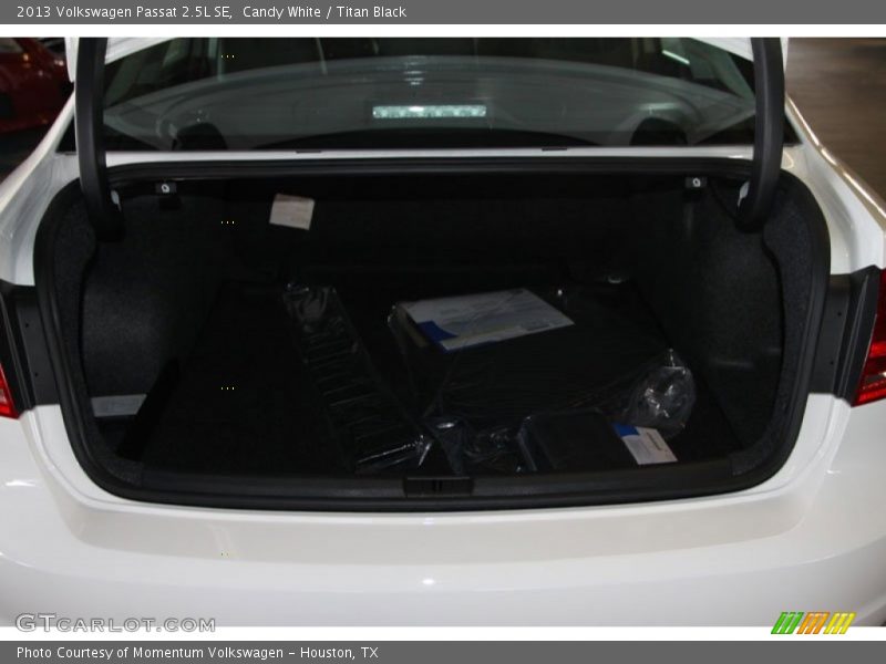 Candy White / Titan Black 2013 Volkswagen Passat 2.5L SE
