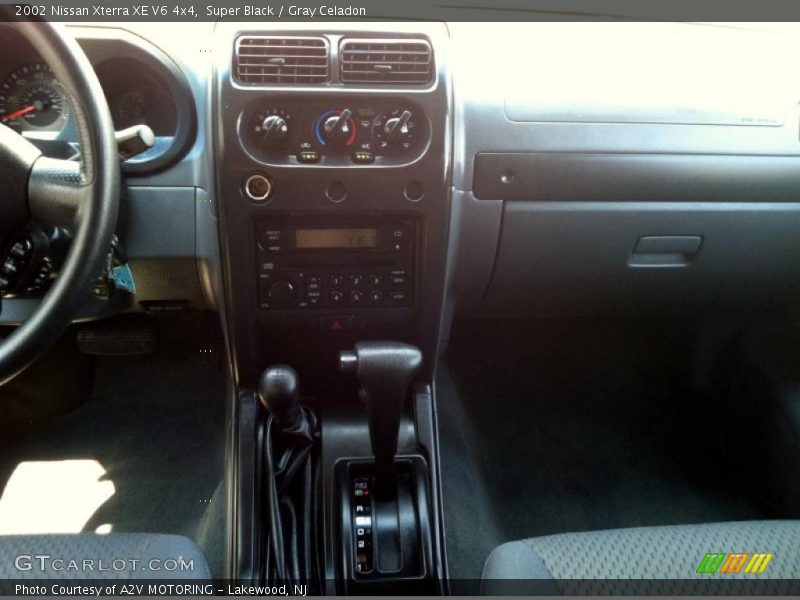 Super Black / Gray Celadon 2002 Nissan Xterra XE V6 4x4