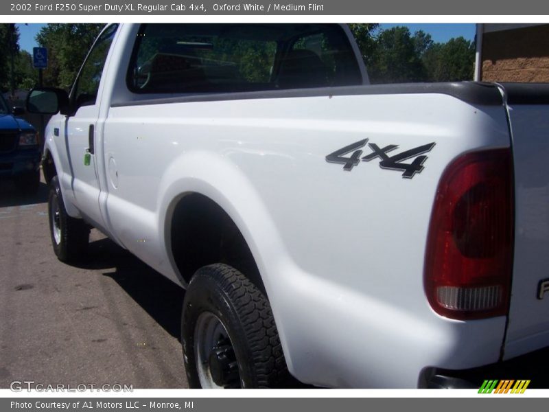 Oxford White / Medium Flint 2002 Ford F250 Super Duty XL Regular Cab 4x4