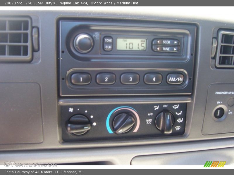 Oxford White / Medium Flint 2002 Ford F250 Super Duty XL Regular Cab 4x4