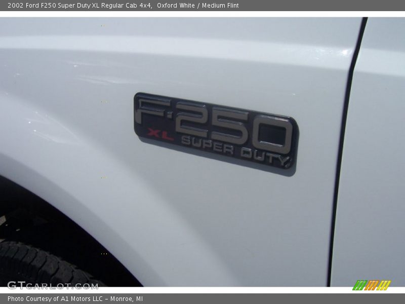 Oxford White / Medium Flint 2002 Ford F250 Super Duty XL Regular Cab 4x4