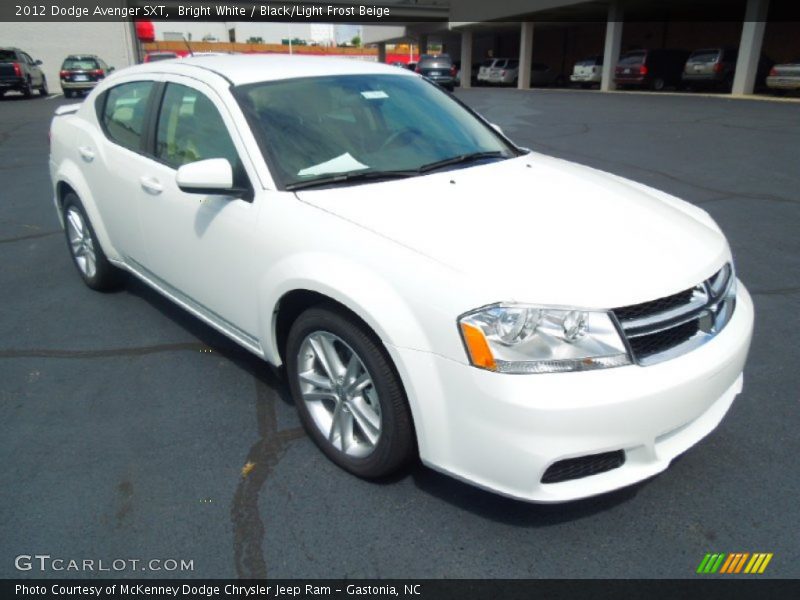 Front 3/4 View of 2012 Avenger SXT