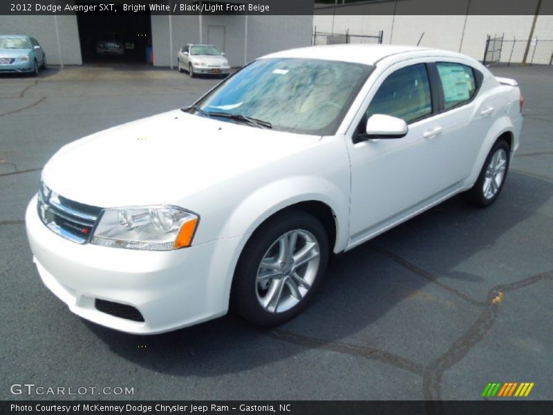 Front 3/4 View of 2012 Avenger SXT