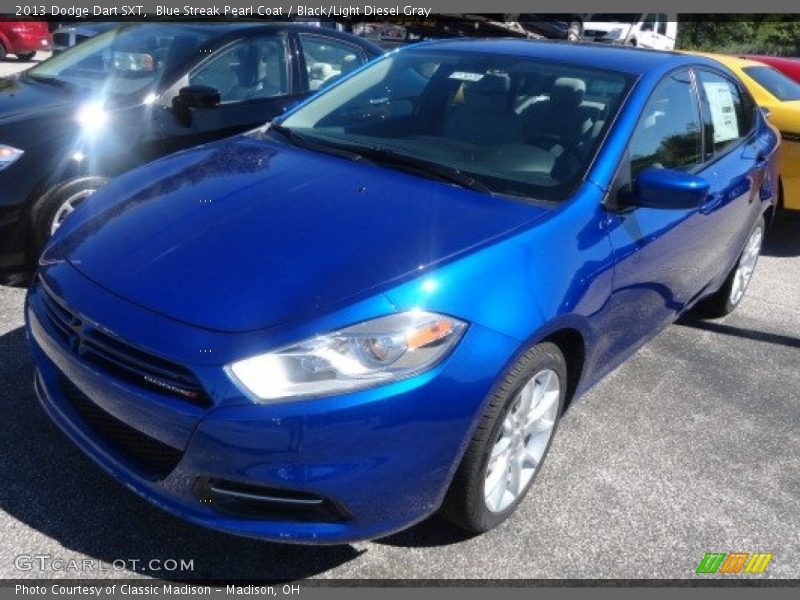 Front 3/4 View of 2013 Dart SXT