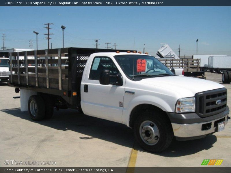 Oxford White / Medium Flint 2005 Ford F350 Super Duty XL Regular Cab Chassis Stake Truck