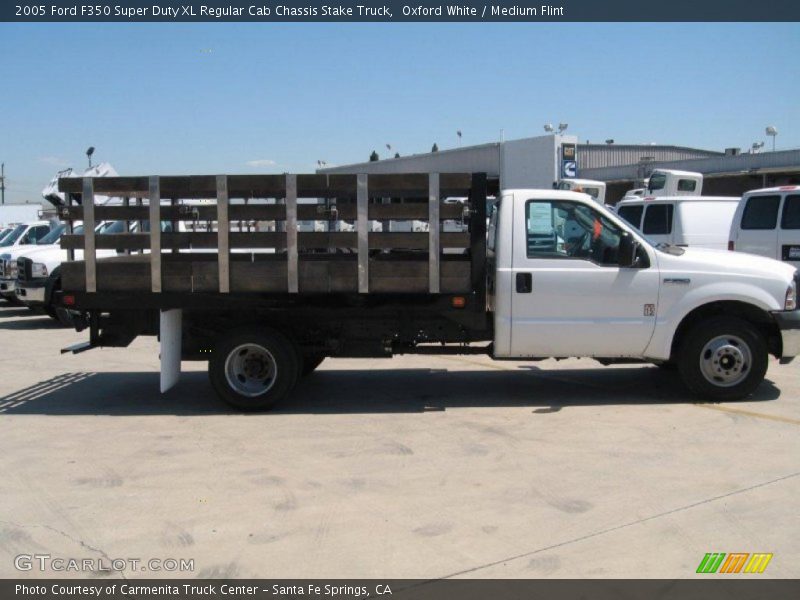 Oxford White / Medium Flint 2005 Ford F350 Super Duty XL Regular Cab Chassis Stake Truck