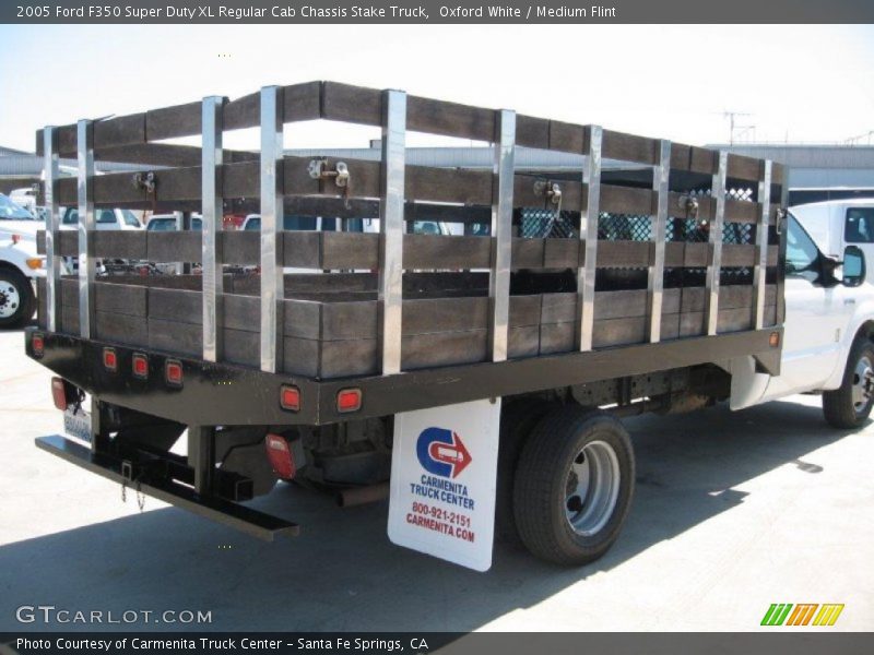 Oxford White / Medium Flint 2005 Ford F350 Super Duty XL Regular Cab Chassis Stake Truck