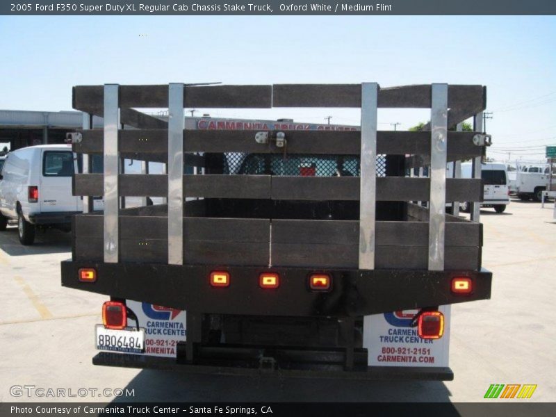 Oxford White / Medium Flint 2005 Ford F350 Super Duty XL Regular Cab Chassis Stake Truck