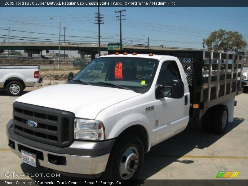Oxford White / Medium Flint 2005 Ford F350 Super Duty XL Regular Cab Chassis Stake Truck