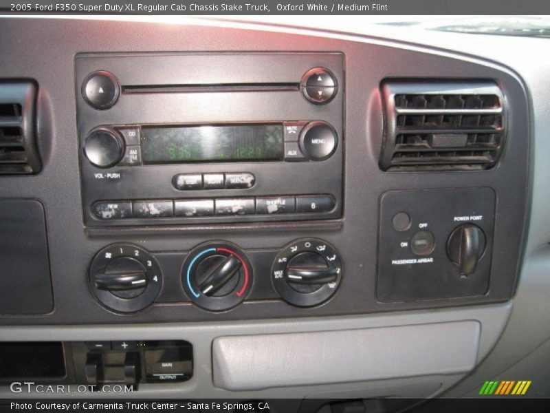 Oxford White / Medium Flint 2005 Ford F350 Super Duty XL Regular Cab Chassis Stake Truck