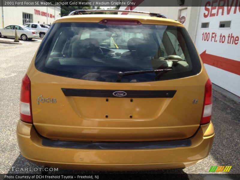 Jackpot Gold Metallic / Medium Graphite Grey 2001 Ford Focus SE Wagon