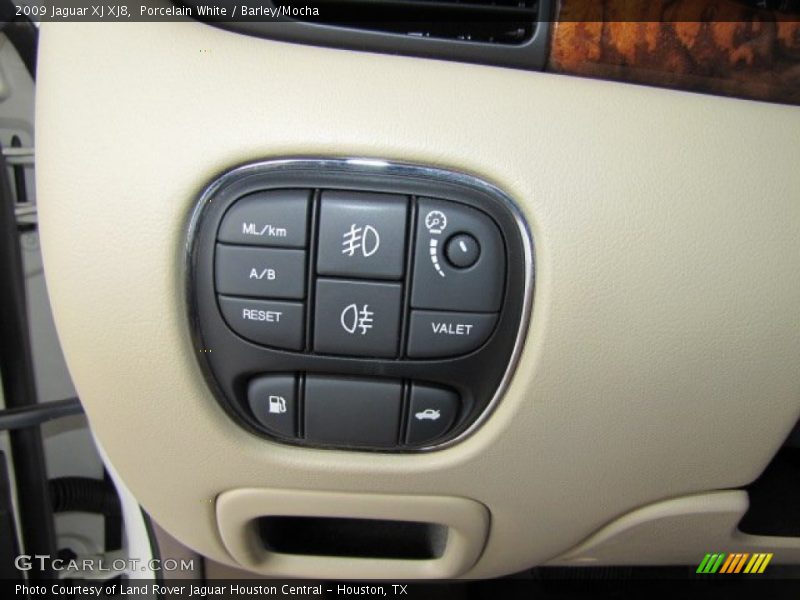Porcelain White / Barley/Mocha 2009 Jaguar XJ XJ8