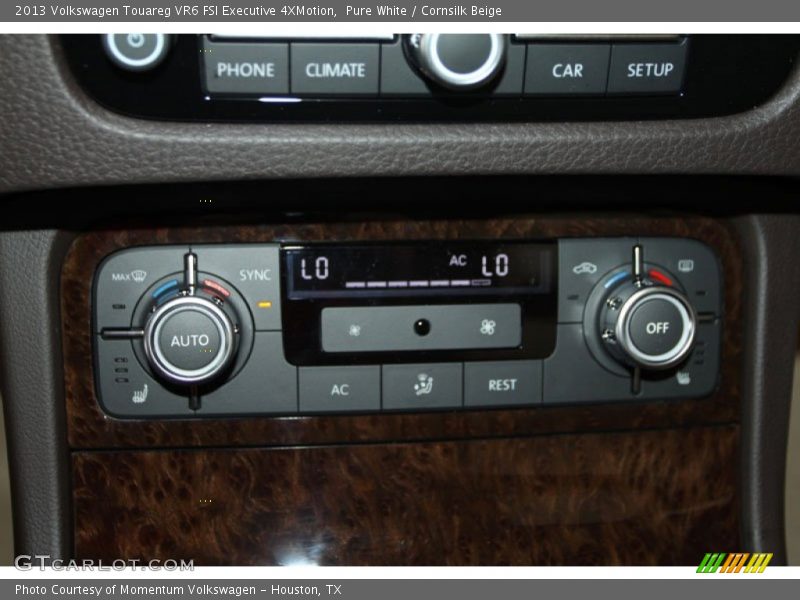 Controls of 2013 Touareg VR6 FSI Executive 4XMotion
