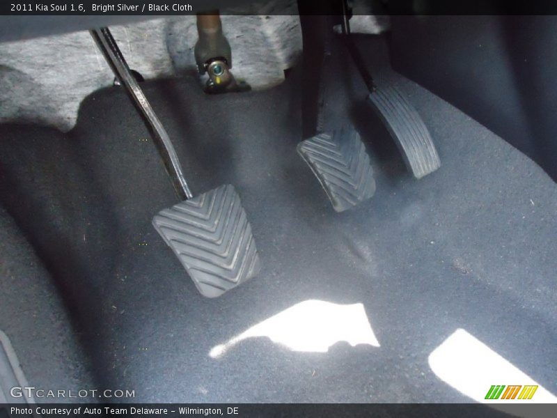 Bright Silver / Black Cloth 2011 Kia Soul 1.6