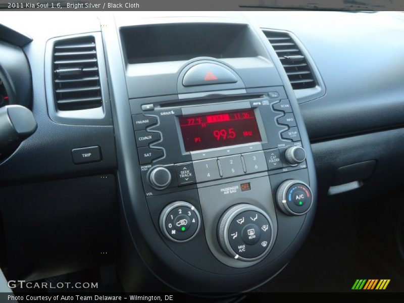 Bright Silver / Black Cloth 2011 Kia Soul 1.6