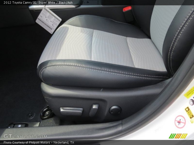 Super White / Black/Ash 2012 Toyota Camry SE