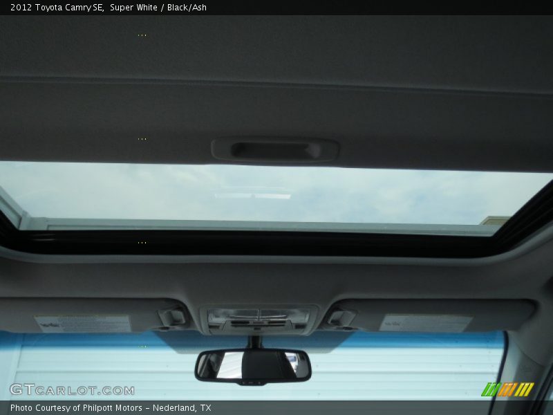 Super White / Black/Ash 2012 Toyota Camry SE