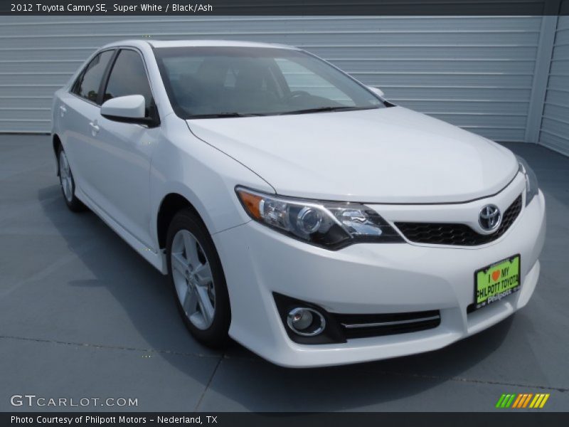Super White / Black/Ash 2012 Toyota Camry SE