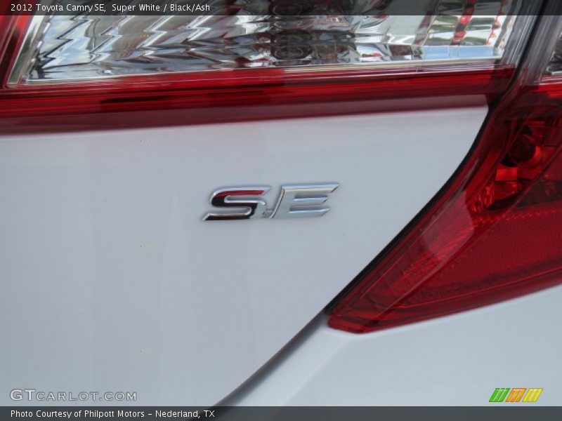 Super White / Black/Ash 2012 Toyota Camry SE