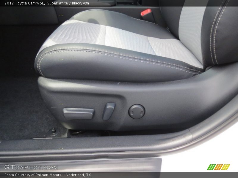 Super White / Black/Ash 2012 Toyota Camry SE