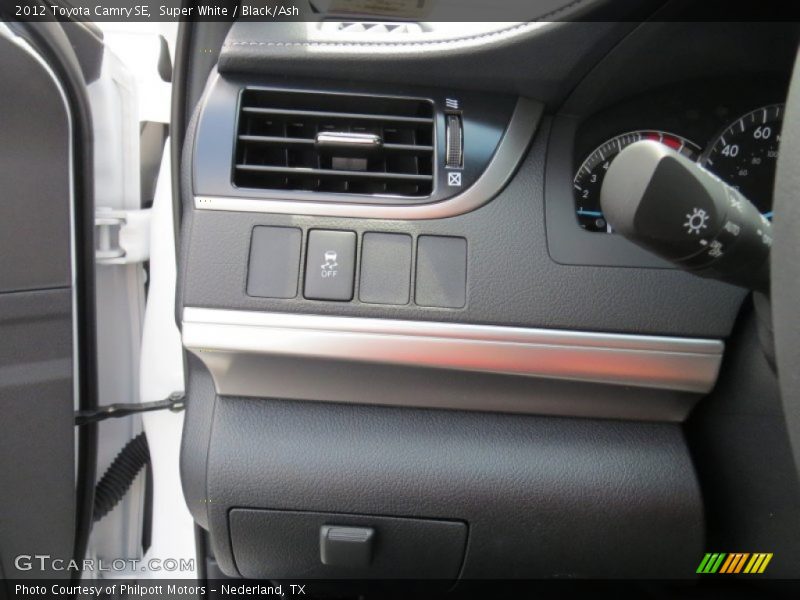 Super White / Black/Ash 2012 Toyota Camry SE