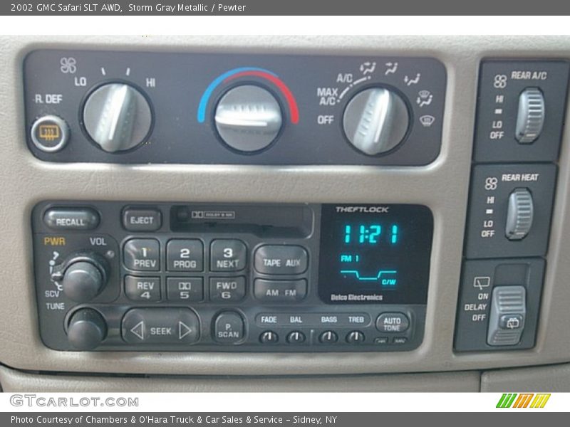 Controls of 2002 Safari SLT AWD