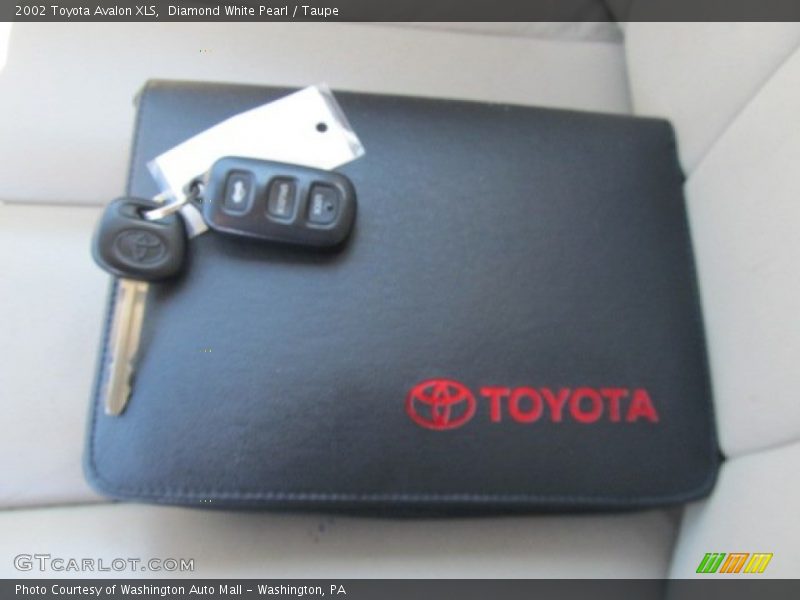 Diamond White Pearl / Taupe 2002 Toyota Avalon XLS