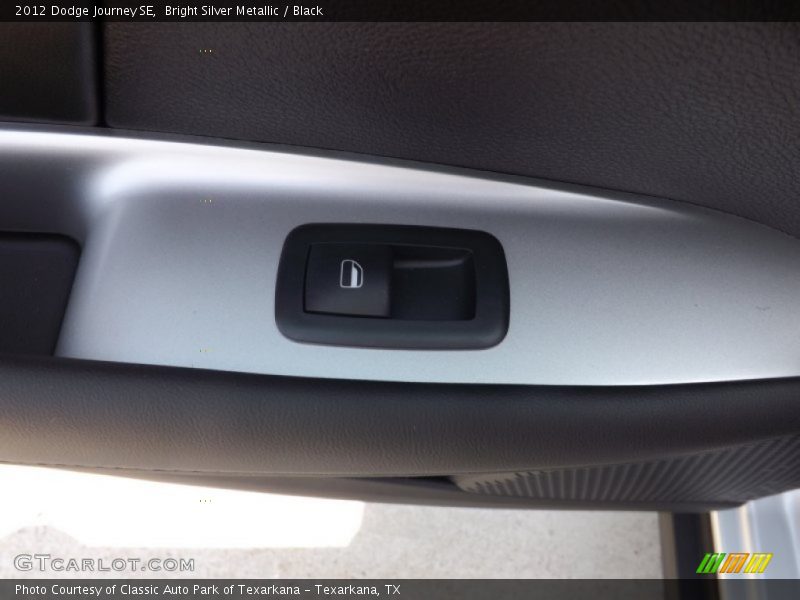 Bright Silver Metallic / Black 2012 Dodge Journey SE