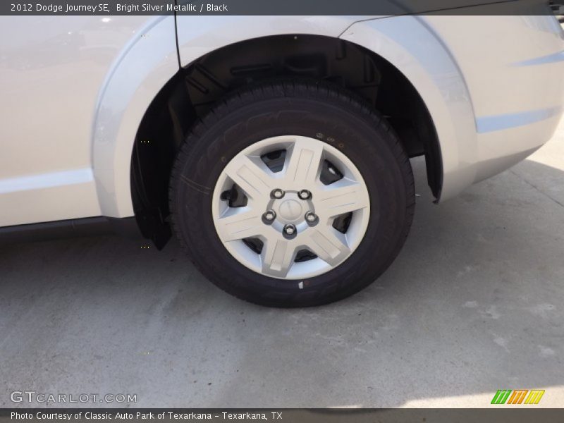 Bright Silver Metallic / Black 2012 Dodge Journey SE