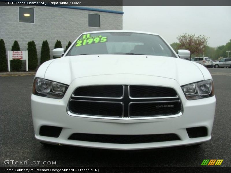 Bright White / Black 2011 Dodge Charger SE