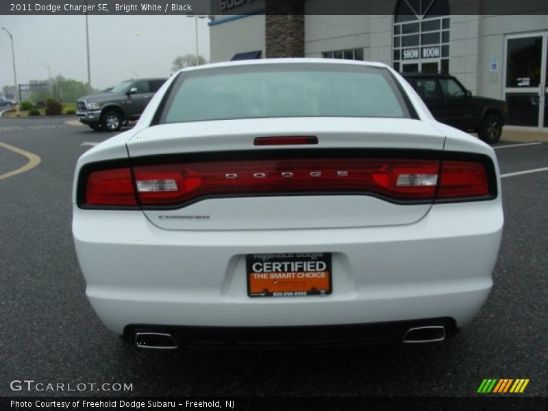 Bright White / Black 2011 Dodge Charger SE