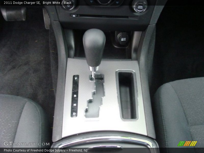 Bright White / Black 2011 Dodge Charger SE