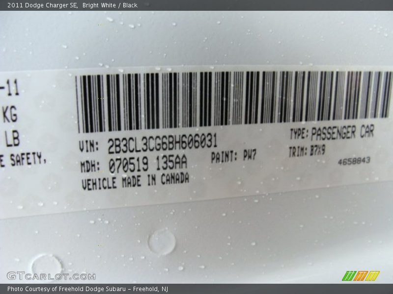 Bright White / Black 2011 Dodge Charger SE