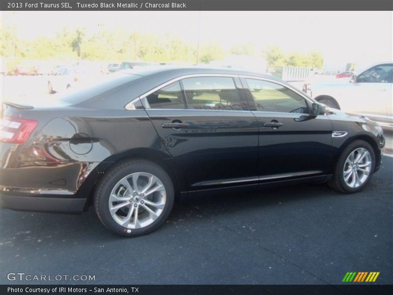 Tuxedo Black Metallic / Charcoal Black 2013 Ford Taurus SEL
