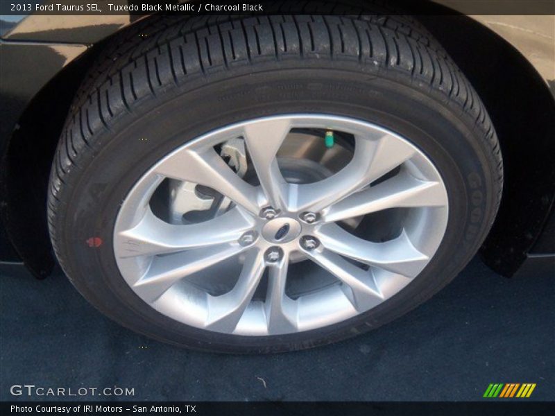 Tuxedo Black Metallic / Charcoal Black 2013 Ford Taurus SEL