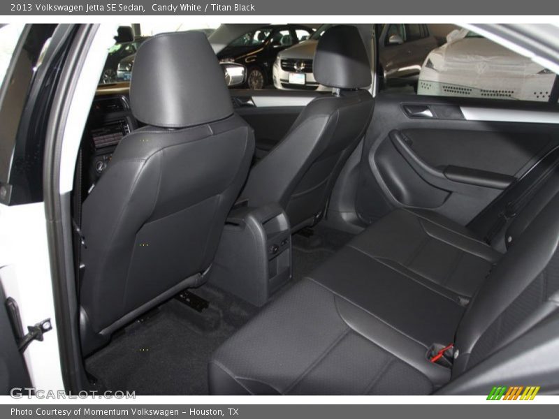 Candy White / Titan Black 2013 Volkswagen Jetta SE Sedan