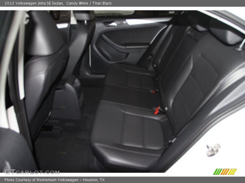 Candy White / Titan Black 2013 Volkswagen Jetta SE Sedan