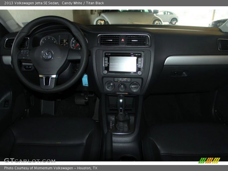 Candy White / Titan Black 2013 Volkswagen Jetta SE Sedan