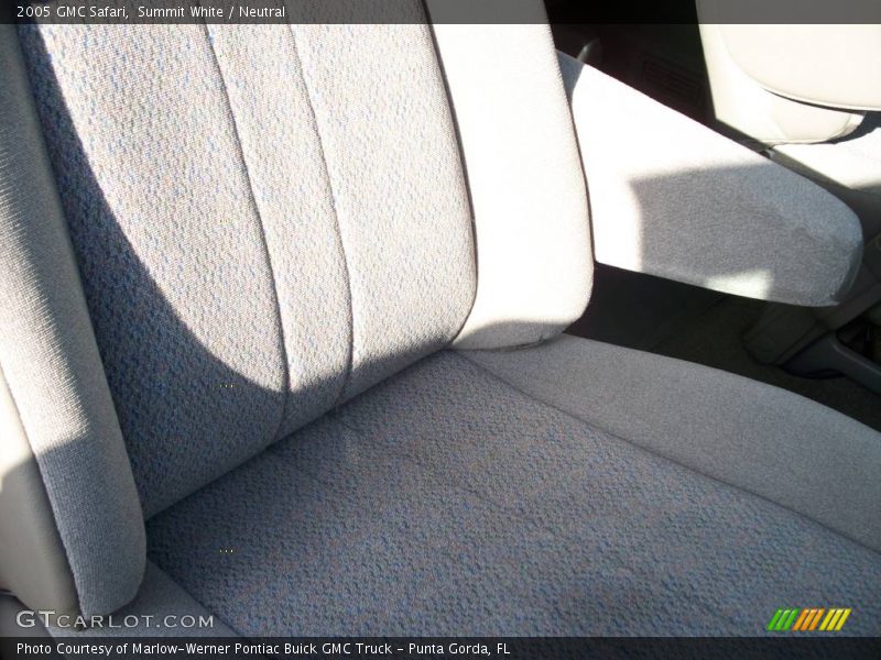 Summit White / Neutral 2005 GMC Safari