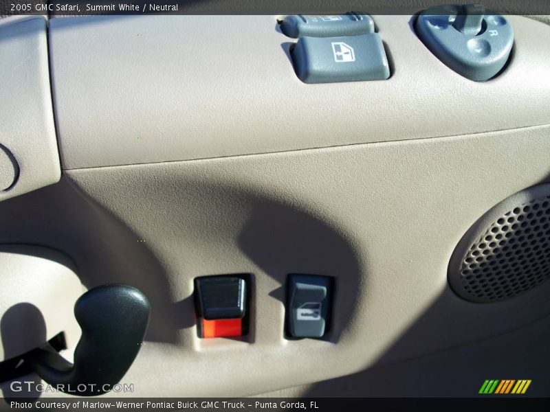 Summit White / Neutral 2005 GMC Safari