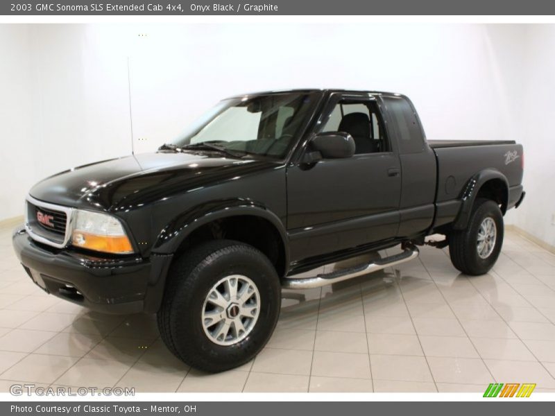 Front 3/4 View of 2003 Sonoma SLS Extended Cab 4x4