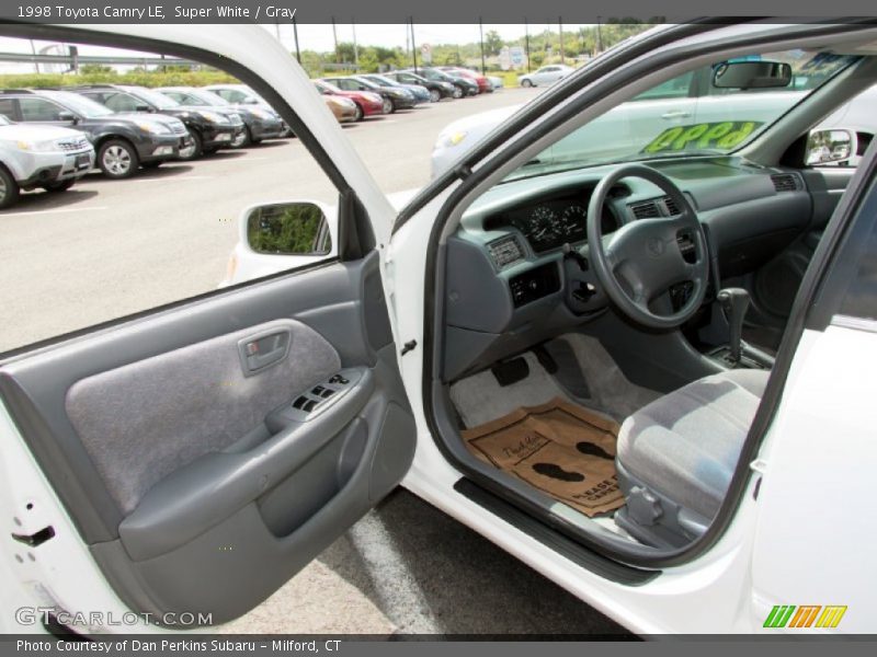 Super White / Gray 1998 Toyota Camry LE