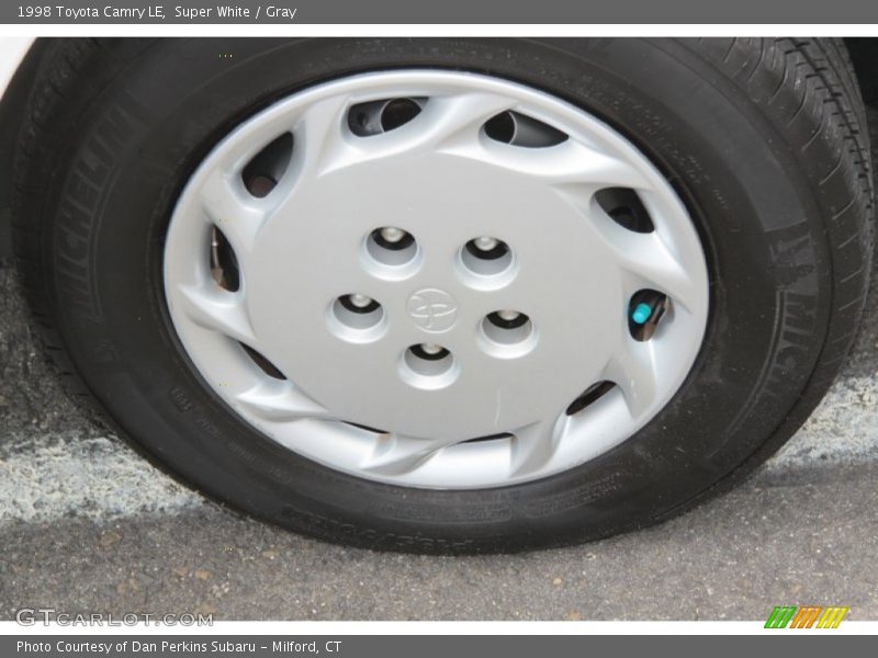 Super White / Gray 1998 Toyota Camry LE