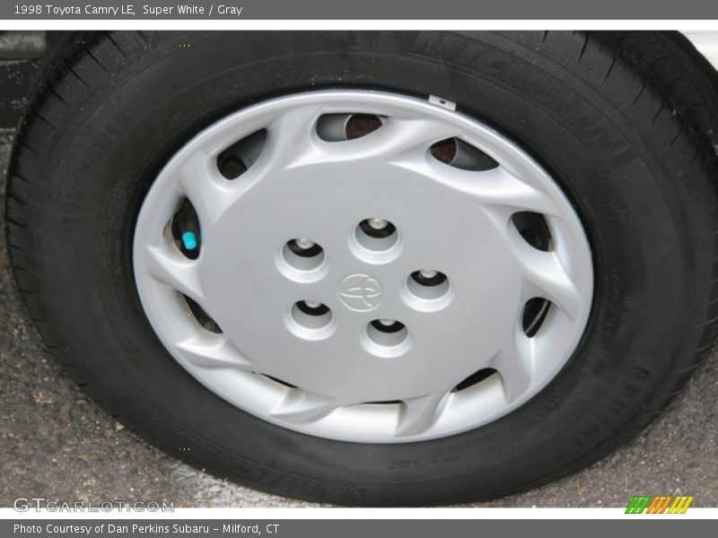 Super White / Gray 1998 Toyota Camry LE