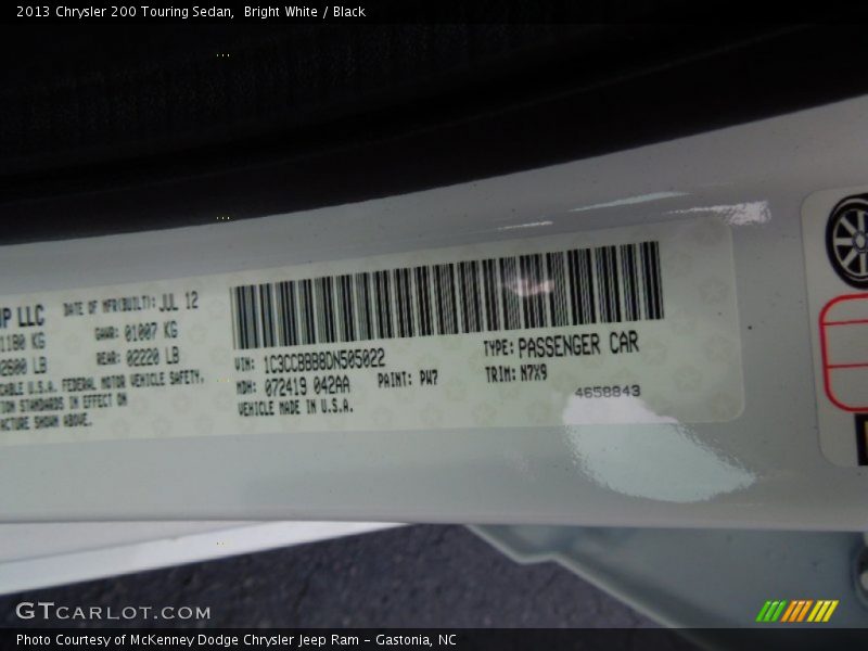 Bright White / Black 2013 Chrysler 200 Touring Sedan