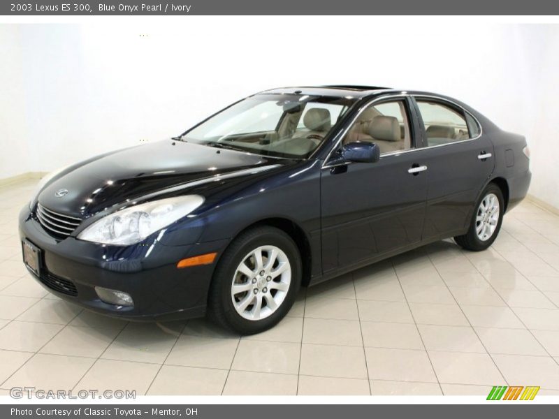 Front 3/4 View of 2003 ES 300