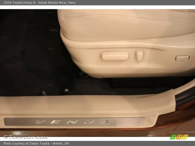Sunset Bronze Mica / Ivory 2009 Toyota Venza I4