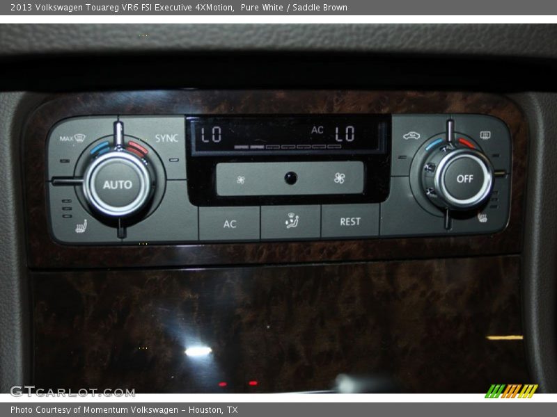 Pure White / Saddle Brown 2013 Volkswagen Touareg VR6 FSI Executive 4XMotion