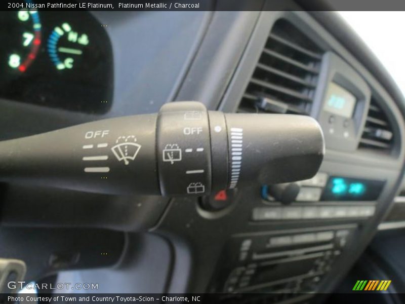 Platinum Metallic / Charcoal 2004 Nissan Pathfinder LE Platinum