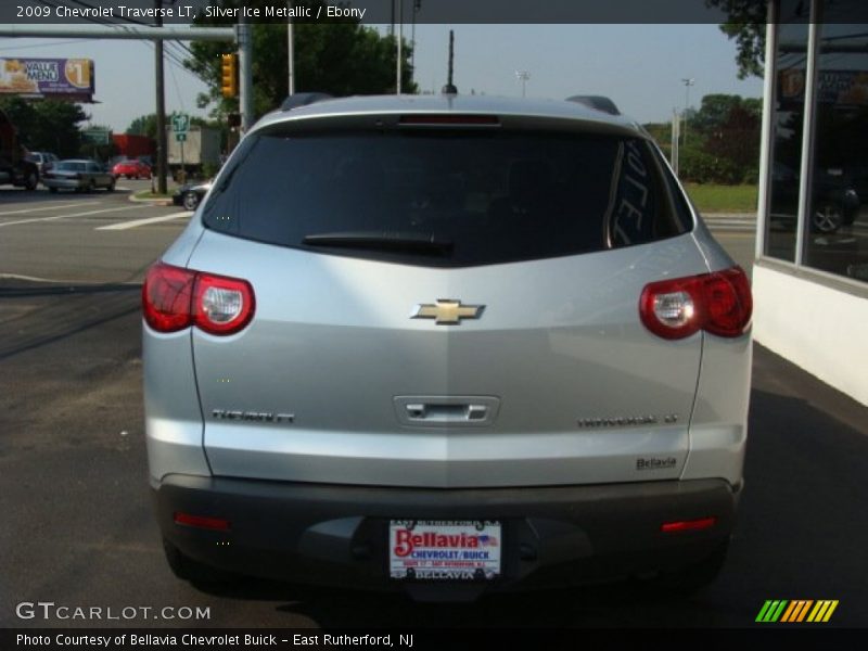 Silver Ice Metallic / Ebony 2009 Chevrolet Traverse LT